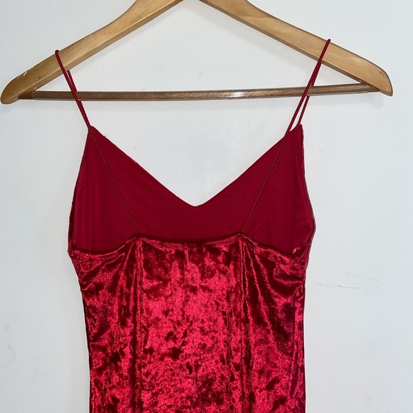 Revamped | Velvet Midi Dress - Picture 4 of 5